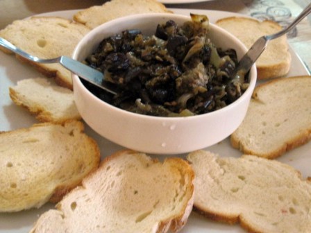 Caponata de beringela com torradas