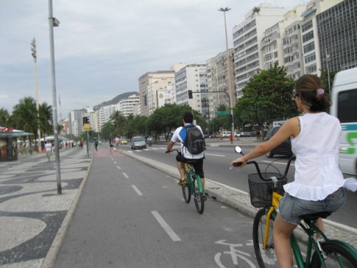 Pedalando na orla de Copacabana