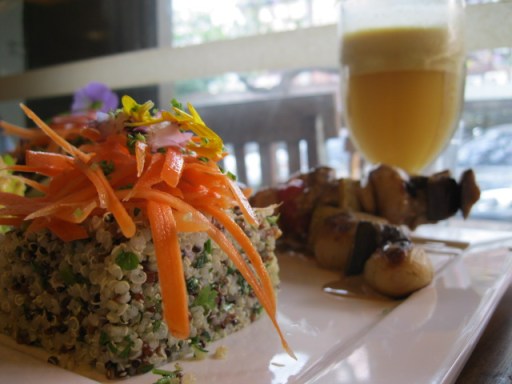 espetinho de vegetais com tofu ao molho de mostarda e balsâmico, quinoa com ervas e cenoura na laranja