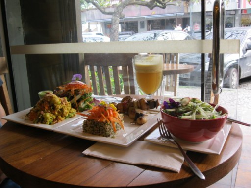 Nossa mesa bem servida!