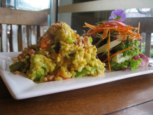 Paella vegetariana acompanhada de salada verde