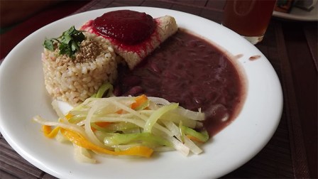 panqueca, iscas de legumes, feijao vermelho e arroz integral
