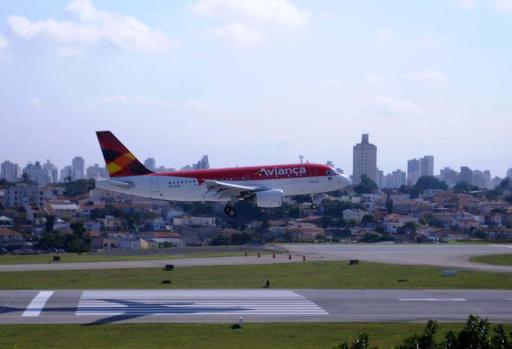 Avião da Avianca pousando. Foto - Eduardo Ogata