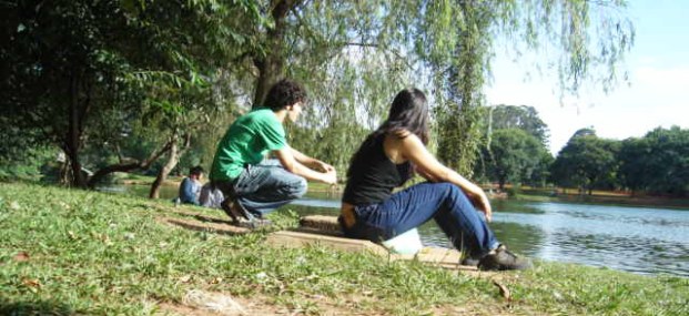 casal mochileiros namorados