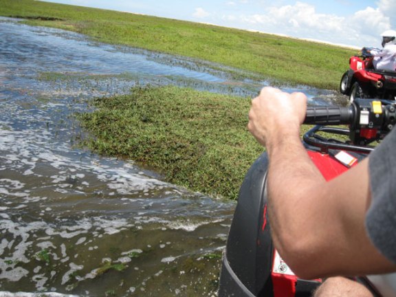 quadriciclo atravessando rio