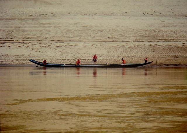 barco fronteira laos