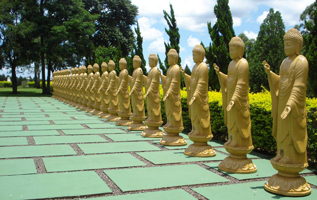 Algumas das 108 estátuas do Buda Amitabha