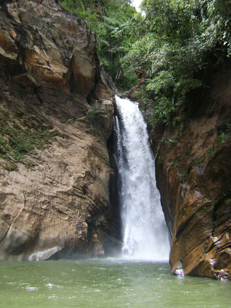 cachoeira em morro vermelho