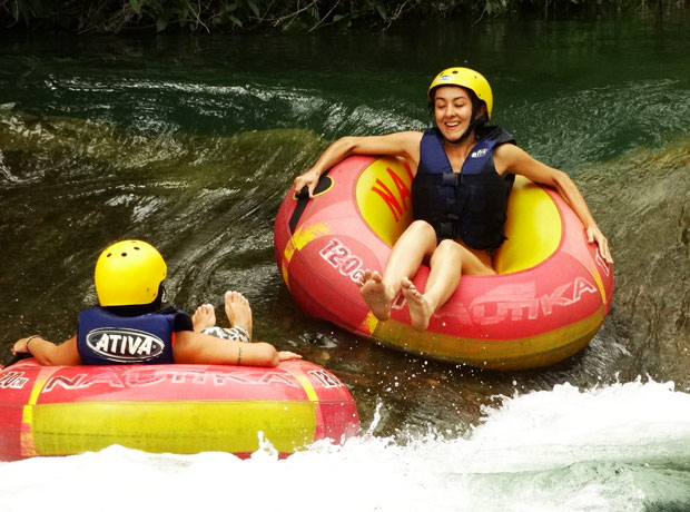 pessoas em boia cross