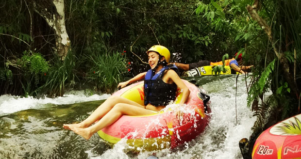 mulher em boia cross