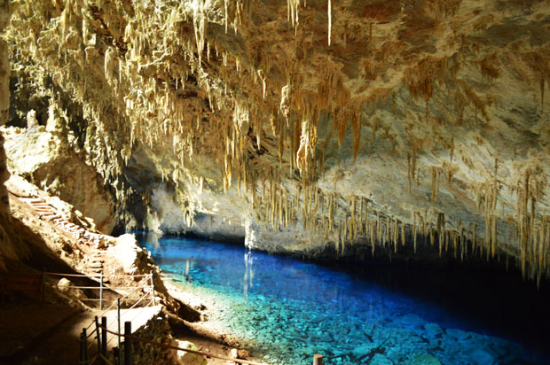 gruta lago azul bonito