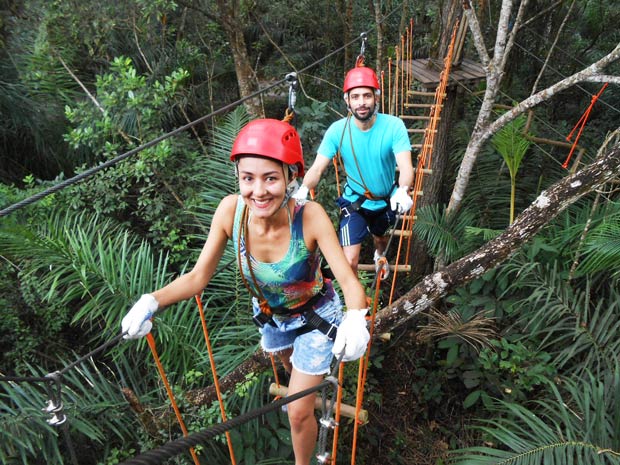 aventureira em arvorismo