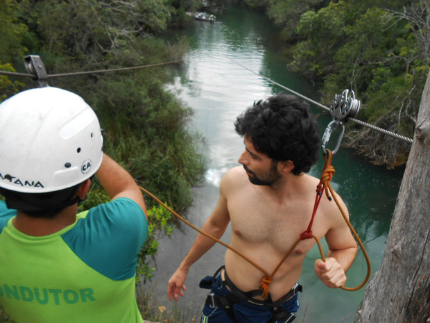 aventureiro em arvorismo