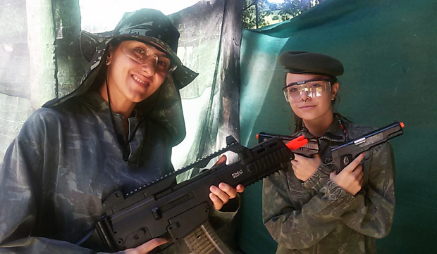 mulher no airsoft
