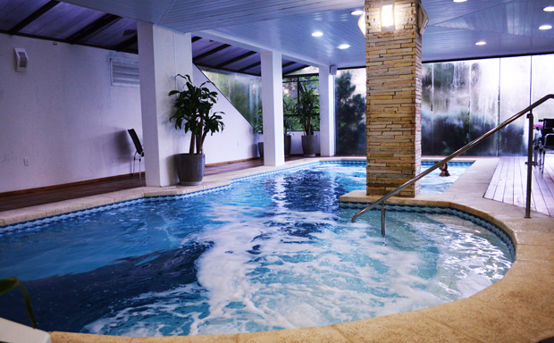 piscina aquecida em gramado