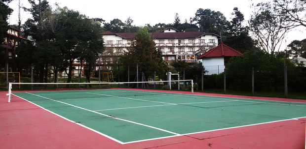 Quadra de tenis em gramado