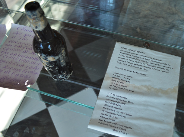 garrafa encontra na escavacao